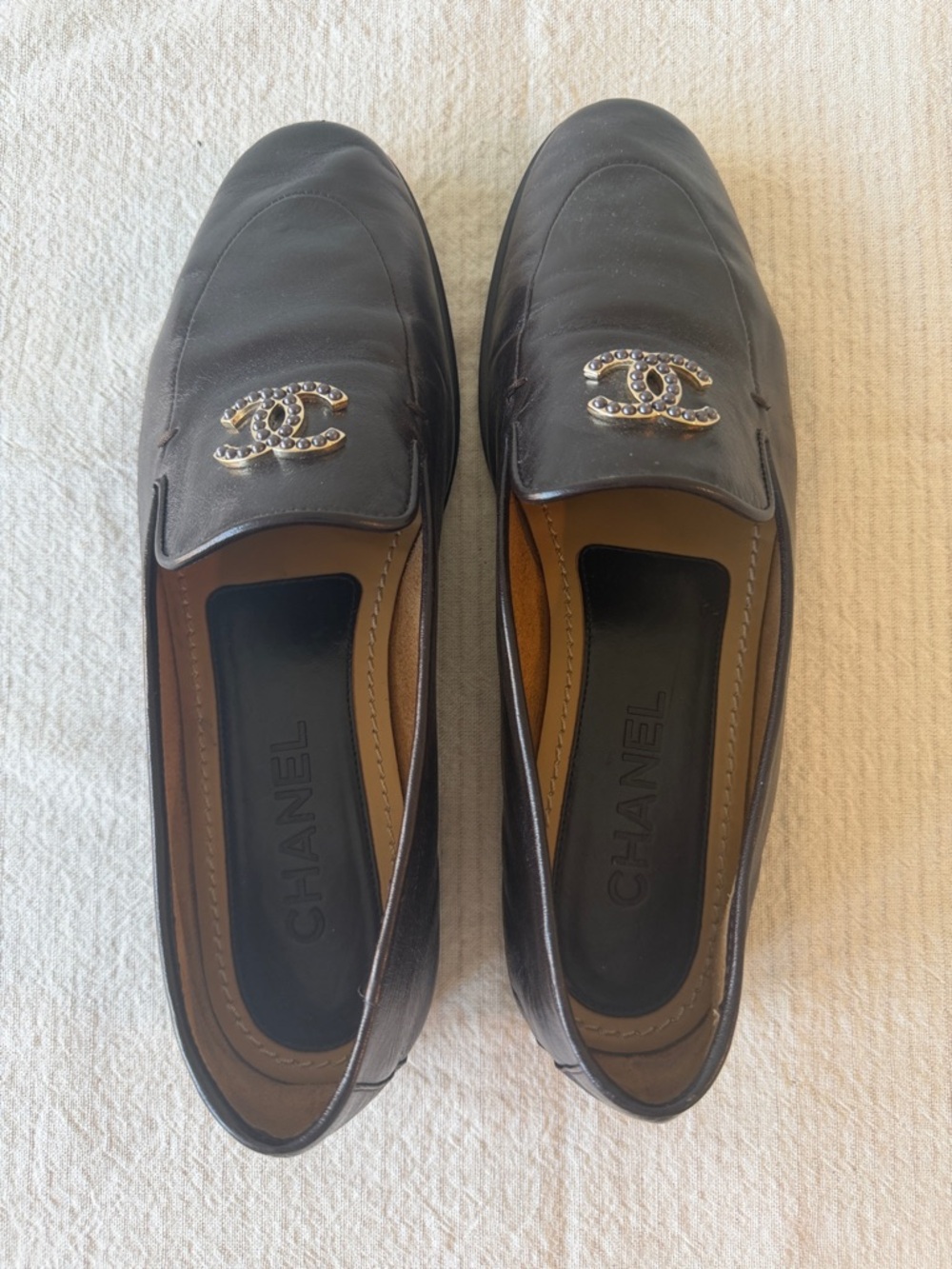 CHANEL Brown Leather Women’s Loafers with CC  faux pearl Emblems - Picture 3 of 4